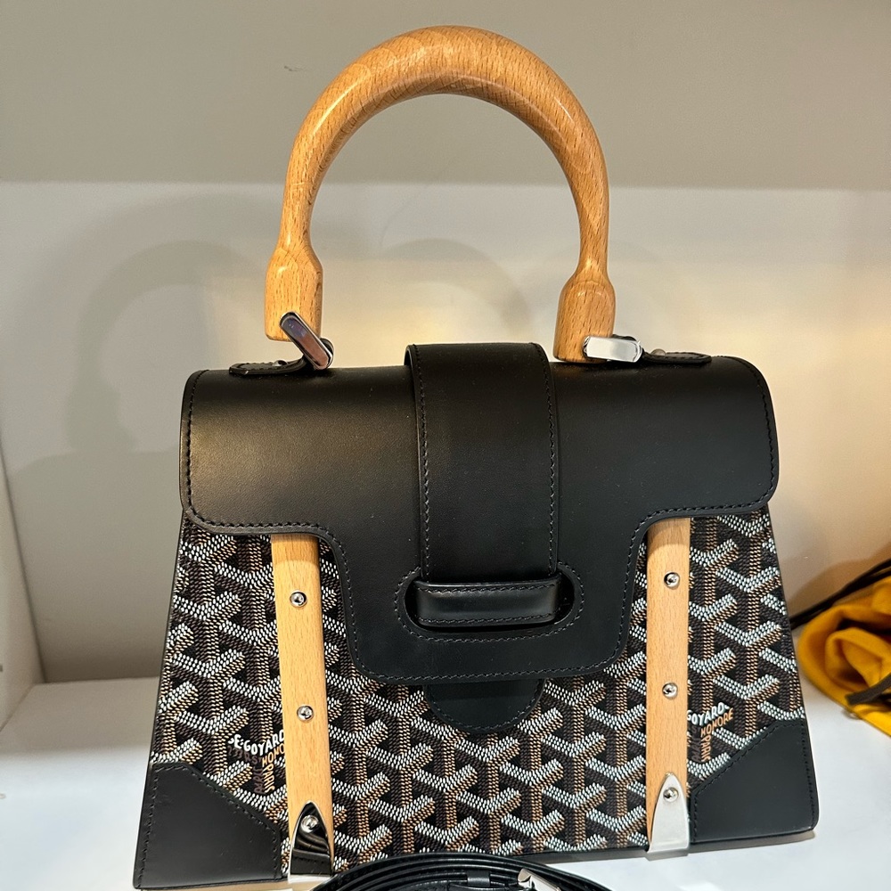 In great condition this Goyard Saigon PM